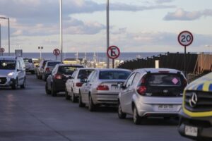 Indignación genera gran cantidad de autos mal estacionados en el Hospital Clínico
