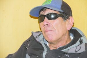 Hombre que perdió la vista  está viviendo en la calle luego  de ser denunciado por su hija