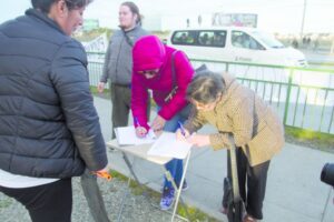 Vecinos volvieron a manifestarse contra cobros de estacionamientos en el mall