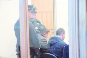 Carabineros detuvo a dos imputados que fueron denunciados por robar especies en tres vehículos