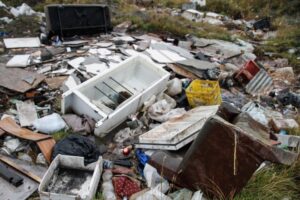 Chatarra, basura y desperdicios en un vertedero en Pasaje Ñandú