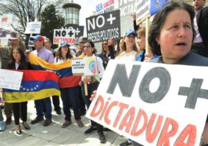 Exiliados rechazan “irresponsable” llamado a Asamblea Constituyente