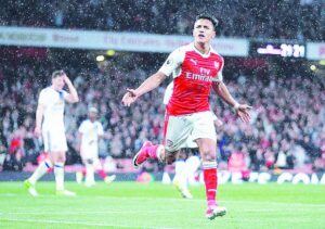 Sánchez le dio el triunfo al Arsenal y sigue en la lucha por Champions