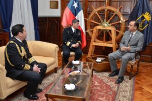 Comandante en Jefe de la Tercera Zona Naval recibe saludos de autoridades magallánicas