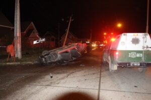 Conductores chocan postes y provocan cortes de energía