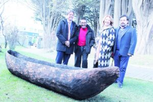 Instalación de canoa Kawésqar  en Museo Regional de Magallanes