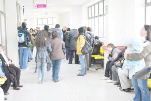 Minsal prevé “explosiva” alza en consultas de urgencia