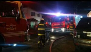 Incendio afecta a inmueble en cercanías de recinto de acopio de gas licuado en Osorno