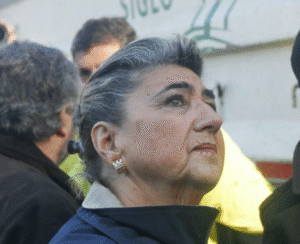 Alcaldesa de Viña llora al visitar destruido reloj de flores