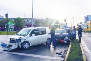 Dos conductores lesionados dejó violenta colisión entre taxi y vehículo utilitario