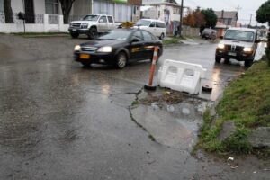 Hoyo de “alta peligrosidad” acecha en la calle Angamos