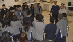 Jóvenes aprenden sobre el proceso de la acuicultura