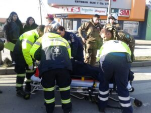 Mujer resulta lesionada luego de recibir fuerte impacto de vehículo