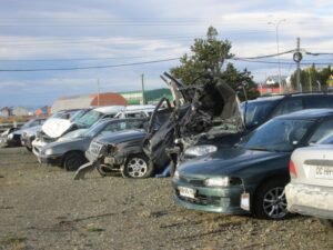 Una decena de autos accidentados en patio de Carabineros de Río Seco