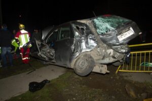 Grave conductor que salió eyectado de su vehículo producto de una colisión de alta energía