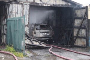 Voraz incendio consumió un taller mecánico y cuatro vehículos