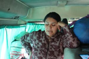 Drama vive familia que lleva viviendo  seis meses al interior de bus