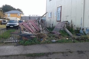 Auto volcó y arrasó con cerco de vivienda en Avenida Bulnes