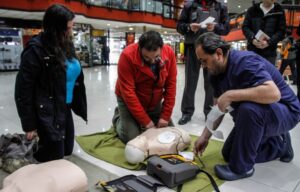 “Mientras antes se empiece la reanimación cardiopulmonar, la sobrevida aumenta del 70 al 90 por ciento”