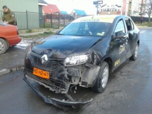Una mujer lesionada dejó colisión  entre taxi y todo terreno