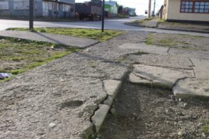 Mal estado de veredas complica a  adultos mayores de amplio sector