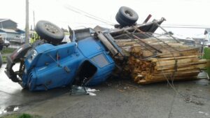 Providencial salvada de dos personas  luego de volcamiento de camión de carga