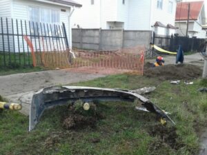 Chofer chocó reja de vivienda, arrasó con medidor y se fugó