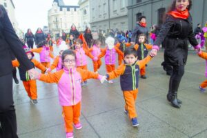 Ejército y Jardín Infantil “Turrón” animaron el desfile dominical