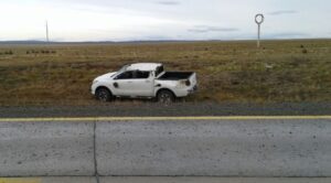 A 80 kilómetros de Punta Arenas volcó conductor que guiaba una camioneta