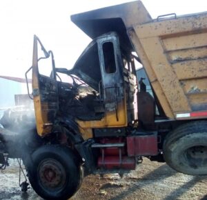 Camión tolva terminó completamente  destruido luego de que se incendiara