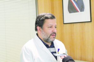 Director subrogante del Hospital Clínico condenó incumplimiento de periodo  asistencial obligatorio de cinco médicos