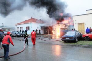Un calentador hechizo habría detonado  incendio que destruyó taller y vehículos