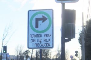 Discuten nueva ley que permitiría que vehículos viren a la derecha con luz roja