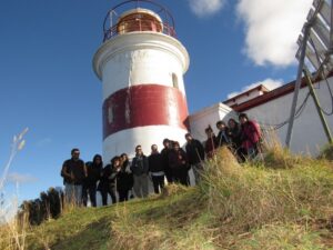 Estudiantes y académicos de Biología Marina realizan excursión científica al Faro San Isidro