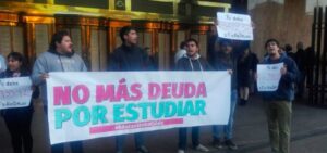 Estudiantes se encadenan a casa matriz de BancoEstado