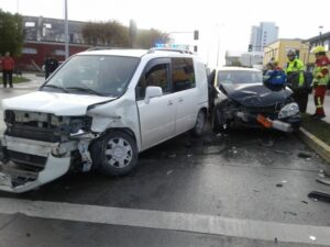 Un taxista y un automovilista particular colisionaron en Independencia y Avenida Costanera