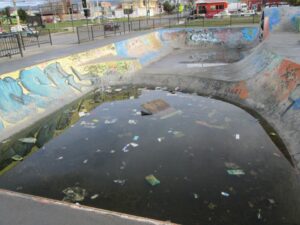 Laguna de Pasaje Centenario está sucia, llena de basura y agua de lluvia