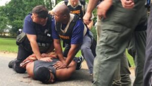 Tiroteo deja ocho muertos  y un sospechoso detenido