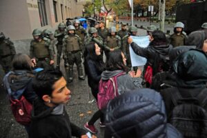 Estudiantes irrumpen en Dirección  de Carabineros en protesta por fraude