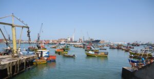 Pescadores artesanales de Arica utilizan paneles en sus botes