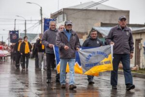 Barrio Prat homenajeó bajo la lluvia a las Glorias Navales