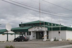Descartan cierre de cárcel de Porvenir luego de trasladar a Punta Arenas a su último interno