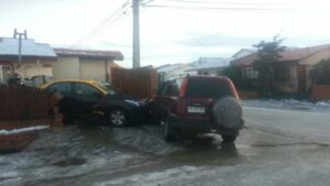 El frontis de una casa y dos vehículos resultan dañados producto de una colisión