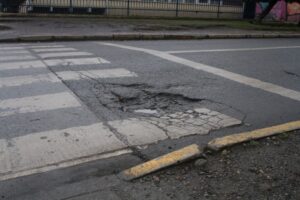 Numerosos reclamos por tres hoyos que amenazan tránsito vehicular por calle Chiloé