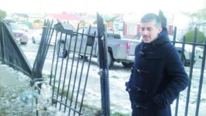 Se dio a la fuga tras provocar colisión con bus y chocar contra una casa