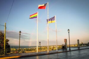 Autoridades y Fundación  Iguales izaron bandera  de la diversidad sexual