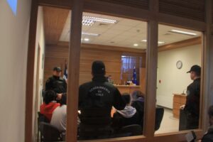 “Pandilla” atacó  a dos jóvenes que  esperaban locomoción