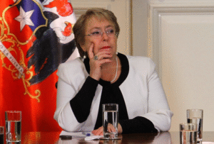 Bachelet dice que visita del Papa permitirá reflexionar sobre el rol del dinero en el desarrollo del país