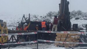 60 expertos trabajan en el rescate de mineros atrapados en yacimiento en Aysén