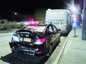 Bus sin frenos provocó colisión  dejando a 4 personas lesionadas